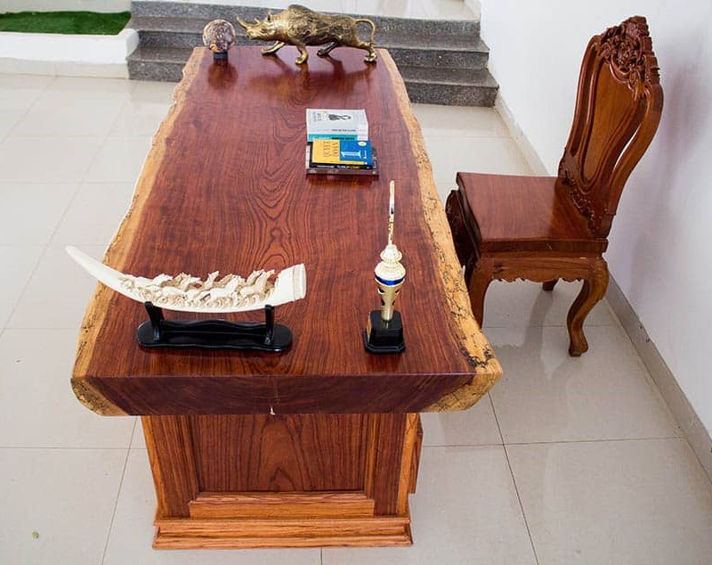 bàn giám đốc gỗ gõ đỏ nguyên tấm