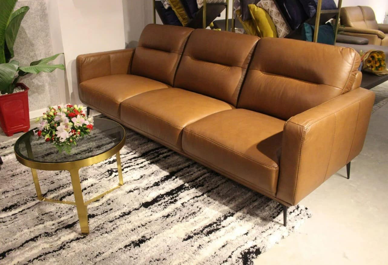 sofa nâu tạo sự ấn tượng cho phòng khách