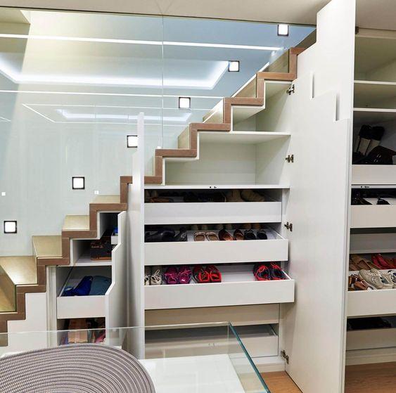 Lợi dụng diện tích rộng rãi ở gầm cầu thang tạo nên không gian lớn để giày